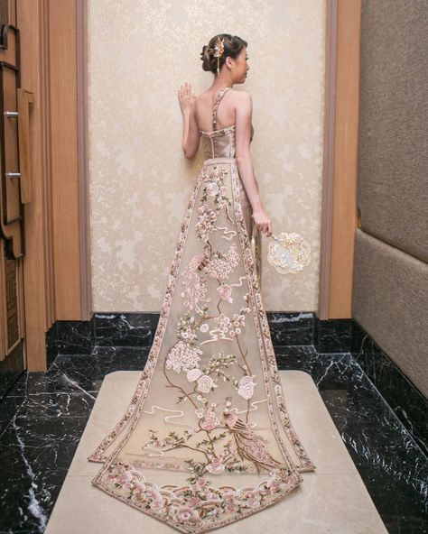 Cheongsam Rental (@shuang.couture) • Instagram photos and videos Sangjit Cheongsam, Pengantin Korea, Sangjit Dress, Cheongsam Gown, Cheongsam Wedding Dress, Pose Pengantin, Cheongsam Wedding, Wedding Concept, Hand Painted Dress