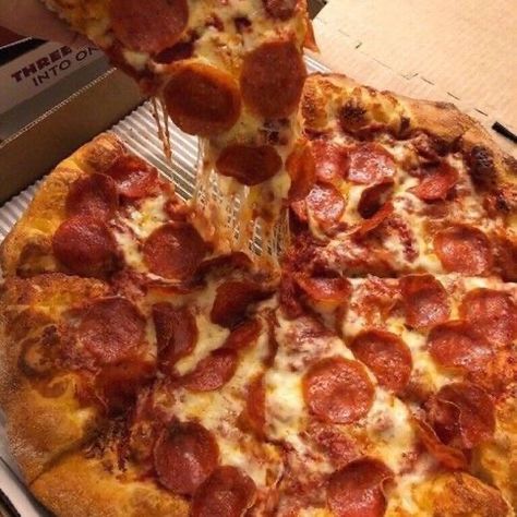 Aesthetic Pizza, Makanan Italia, Pizza Aesthetic, Drinks Aesthetic, Food Drinks, Food Obsession, Pretty Food, Food Cravings, Pepperoni Pizza