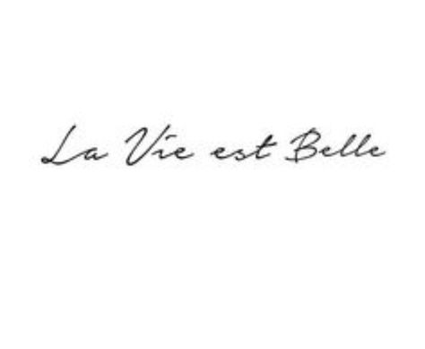 Life is Beautiful Live Your Life Tattoo Ideas, Bellisima Tattoo, Tattoo Ideas Text, La Vie Est Belle Tattoo, Tattoo Tekst, Bella Tattoo, Belle Tattoo, Wörter Tattoos, Belle French