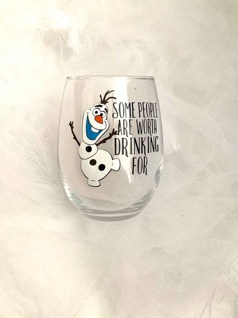 Disney Wine Glasses, Funny Boyfriend Gifts, Glasses Art, Disney Cups, Diy Wine Glasses, Frozen Olaf, Fun Crafts To Do, Glass Stars, Diy Cricut