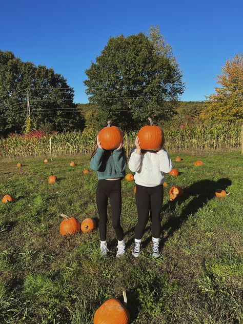 Friendship Fall Photoshoot, Best Friend Fall Pictures Photo Shoots, Fall With Bestie, Fall Pictures For Best Friends, Duo Fall Pictures, Pumpkin Patch Pictures Friends, Fall Best Friend Pictures, Fall Photoshoot Ideas Friends, Best Friend Fall Pictures