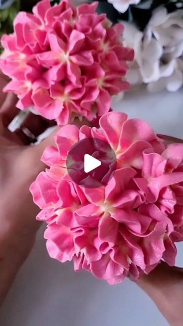 Piya on Instagram: "Link in bio to see how I used the clingfilm method to pipe these gorgeous two-toned hydrangeas using tip 2D ❤️ 

#buttercream#flowers#florals#cakes#bloggers#reels#bakers" Ukrasavanje Torti, Cupcakes Pretty, Hydrangea Cupcakes, Hydrangea Cake, Buttercream Flowers Tutorial, Cupcakes Flores, Frosting Flowers, Nutella Cupcakes, Flower Sugar Cookies