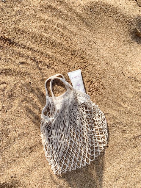 Mesh Bag Aesthetic, Baguette Bag Aesthetic, What's In My Bag Aesthetic, In My Bag Aesthetic, Aesthetic Beach Bag, Beach Bag Aesthetic, Everyday Bag Essentials, Details Aesthetic, What's In My Bag