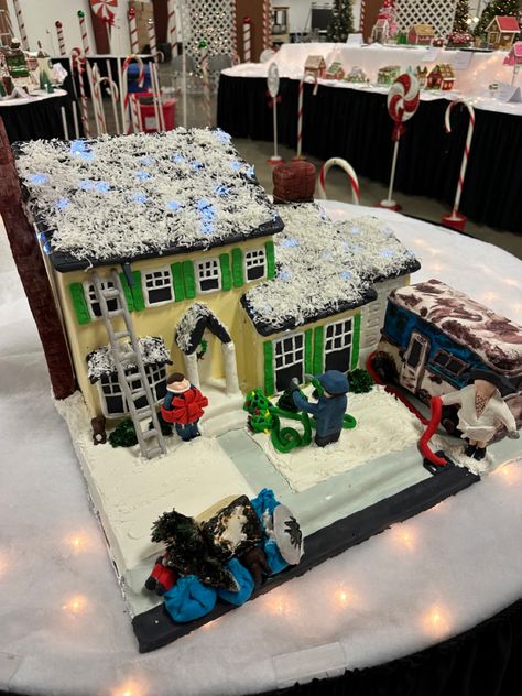 Tree House Gingerbread House, Movie Gingerbread House Ideas, Home Alone Gingerbread House, Movie Themed Gingerbread House Ideas, Christmas Vacation Gingerbread House, Christmas Movie Themed Gingerbread House, Christmas Movie Gingerbread House, Ski Resort Gingerbread House, National Lampoon