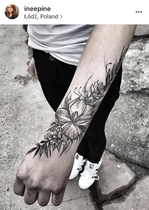 #blacktattooart #blackwork #sketchtattoo #flower Tiny Flower Tattoos, Harry Tattoos, Forearm Flower Tattoo, Sketch Style Tattoos, Small Forearm Tattoos, Tattoo Zeichnungen, Geniale Tattoos, Sketch Style, Great Tattoos