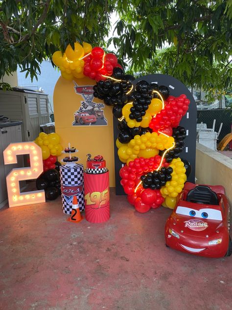 Lightning Mcqueen Backdrop, Lightning Mcqueen Balloon Garland, Balloon Pillars, Babby Shower, Balloon Drop, Cars Theme Birthday Party, Party Themes For Boys, Car Themes, Paw Patrol Birthday