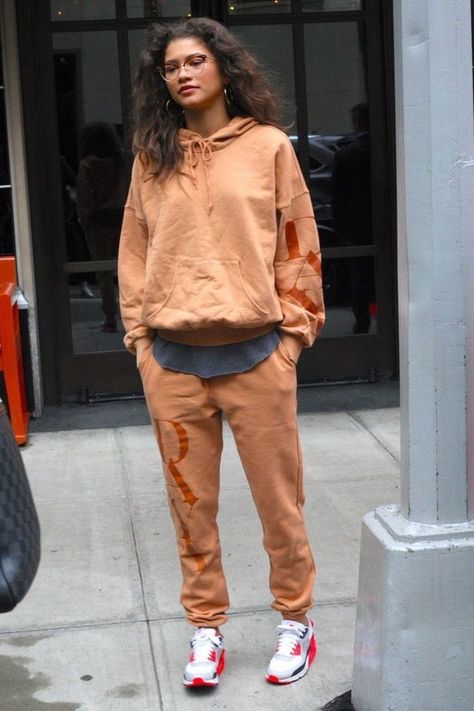 Zendaya Tomboy, Zendaya Outfits Tomboys, Zendaya Casual Outfits, Zendaya Street Style, Baggy Clothes Aesthetic, Oversized Outfits, Baggy Outfit Ideas, Oversize Outfit, Zendaya Outfits