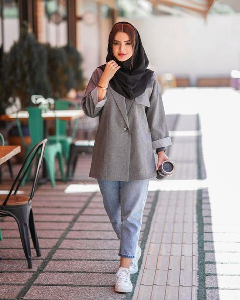 Iran Street Style, Manto Iranian, Manto Model, Iran Street, College Girl Outfits, Stylish Outfits Casual, Doctor Costume, Blouse Casual Fashion, Tunic Designs