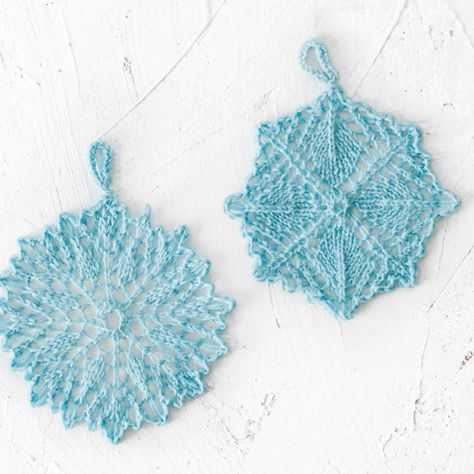 Knitted Christmas Ornaments, Knit Ornament Pattern, Knit Christmas Ornaments, Knitted Christmas Decorations, Christmas Knitting Patterns Free, Knitted Blanket, Xmas Tree Ornament, Christmas Knitting Patterns, Christmas Ornament Pattern