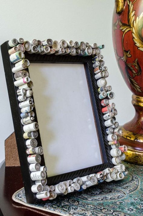 21 Unique Photo Frames for at Home - My Happy Birthday Wishes Craft Ideas For Beginners, Crafts For Beginners, Unique Photo Frames, Recycled Paper Crafts, Newspaper Crafts Diy, Recycled Magazine, Picture Frame Crafts, Rolled Paper Art, Diy Photo Frames