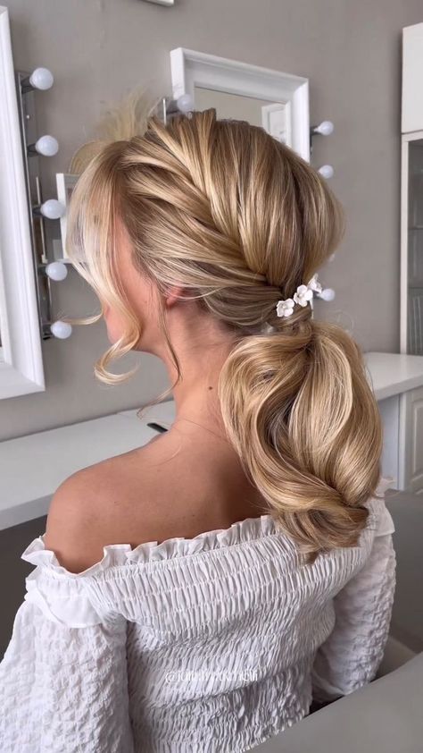 Gorgeous low ponytail that’ll never become dowdy | ponytail | Gorgeous low ponytail that’ll never become dowdy | By MetDaan Hairstyles Side Hair, Hair Chains, A Ponytail, Careless Whisper, Hair Braiding, Hair Videos Tutorials, Low Ponytail, Wedding Updo, Mermaid Hair