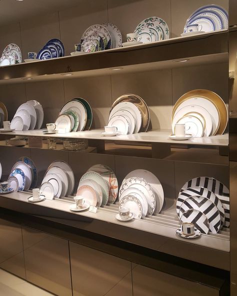 Tableware Store Design, Plate Display Ideas, Homeware Shop Display, Homeware Display, Crockery Display, Dinnerware Display, Tableware Display, Design Center Showroom, Plate Display Stands