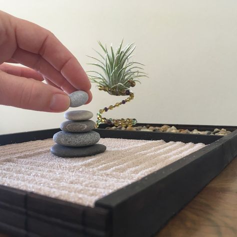 Zen Garden For Desk, Tabletop Zen Garden Diy, Zen Garden Bathroom, Buddha Garden Ideas Zen, Zen Garden Ideas Backyard, Zen Crafts, Office Zen Garden, Mindfulness Room, Mini Zen Garden Ideas