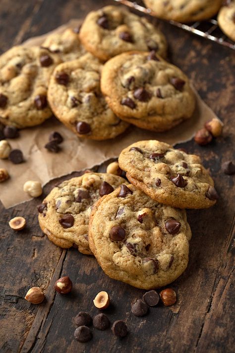 Pictures Of Baked Goods, Chocolate Chip Cookie Photography, Cookie Asethic, Cookie Photoshoot Ideas, Food Aesthetics Instagram, Cookies Astethic, Chocolate Chip Cookies Photography, Chocolate Chip Cookies Aesthetic, Cookies Photoshoot