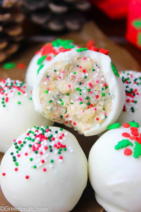 Sugar Cookie Truffles (No Bake Cookie Truffles) - Greedy Eats Sugar Cookie Truffles, Christmas Fare, Cake Batter Truffles, Cookie Truffles, No Bake Sugar Cookies, Easy Truffles, New Year's Desserts, Christmas Truffles, Dessert Oreo