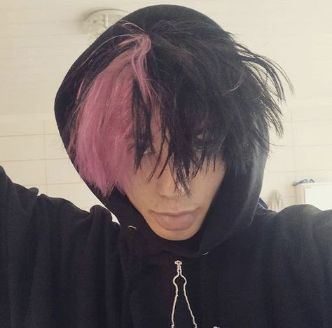 𝘱𝘪𝘯𝘵𝘦𝘳𝘦𝘴𝘵: 𝘴𝘢𝘥𝘵𝘦𝘳𝘮𝘴. ♡ Eboy Hair, Pink Hair Guy, Boys Dyed Hair, Boys Colored Hair, Short Dyed Hair, Pink And Black Hair, Dyed Hair Men, Black Hair Boy, Androgynous Hair