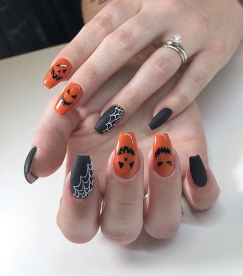 Hallow Nail Designs, Cut Halloween Nails, Halloween Nails Jack O Lantern, Jack O Lantern Nail Art, Natural Nail Halloween Designs, Classic Halloween Nails, Holloween Nails Idea, Jack O Lantern Nails, Nails Halloween Pumpkin