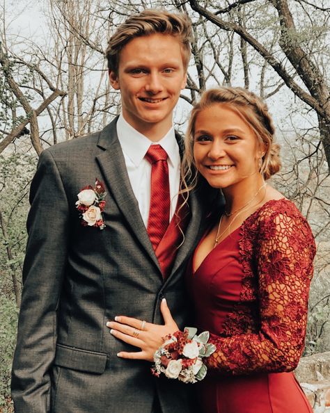 Prom Dress Couple, Long Sleeve Prom Dress, Sleeve Prom Dress, Dress Couple, Girl Prom, Prom Picture, Prom Couples, Maroon Long Sleeve, Long Sleeve Prom