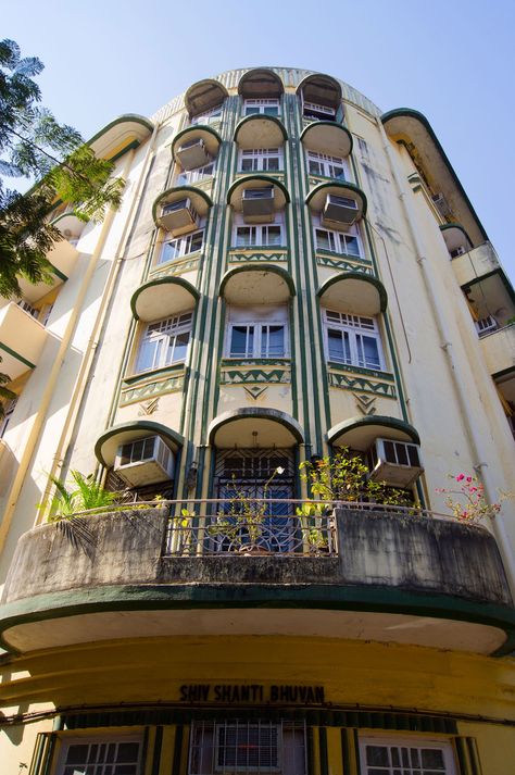 Art Deco Exterior, Art Deco City, Miami Art Deco, Tropical Art Deco, Deco House, Art Movements, Deco Architecture, Art Deco Buildings, Apartment Architecture