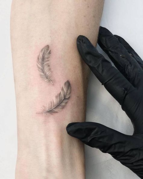 Falling Feather Tattoo, Feather Rib Tattoos, White Feather Tattoos, Feather Tattoo Ankle, Feather Tattoo Wrist, Small Feather Tattoo, Tiny Bird Tattoos, Hirsch Tattoo, Bracelet Tattoo