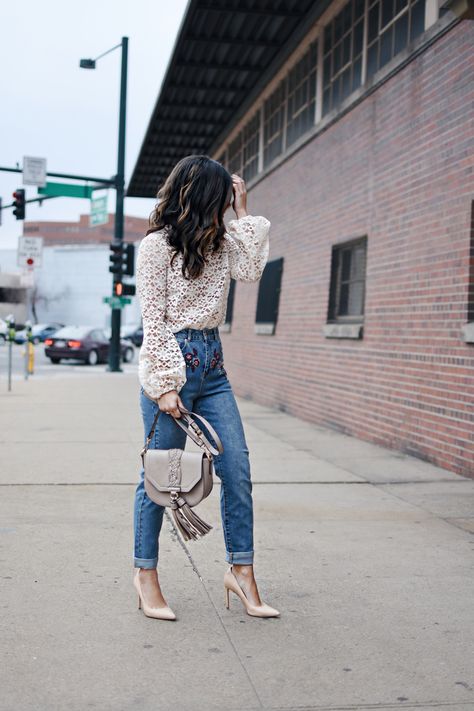 5 TIPS O HOW TO WEAR MOM JEANS | CHIC TALK Classy Mom Jeans, Dressy Jeans Outfit With Heels, Mom Jeans With Heels, Jeans And Heels Outfit Dressy Classy, Nude Heels Outfit, Mom Jeans Outfits, Mom Jeans Look, Dressy Jeans Outfit, Loose Fitting Jeans