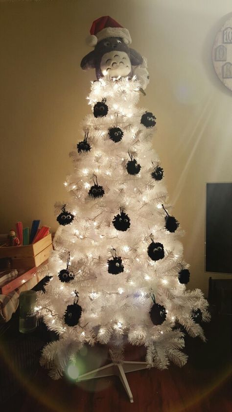 My husband and I were thinking for a very long time what theme we can do for this year. We decided to do this. A totoro themed Christmas tree with diy soot sprites. We had to youtube how to do the soot sprites and the rest is history. #totoro #myneighbortotoro #sootsprites #diy Totoro Party, Nerd Christmas, Nerdy Christmas, Craft Christmas Gifts, Themed Christmas Tree, Soot Sprites, Cozy Christmas Decor, Christmas Apartment, Anime Christmas