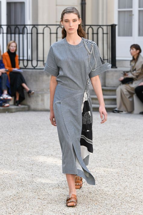 Cédric Charlier Spring 2019 Ready-to-Wear Collection - Vogue Cedric Charlier, Bebe Dresses, Vogue Runway, Dance Costume, Women Trends, Fashion Details, Spring Summer Fashion, Spring Fashion, Fashion Show