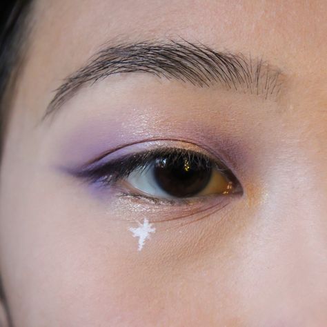 the eras tour makeup idea, purple eyeshadow, lavender haze from midnights taylor swift inspired makeup look, starry purple makeup ideas, purple eye makeup look, asian eye makeup, makeup for eyes with epicanthic fold, purple eyeshadow liner, glitter eyeshadow, white eyeliner, eyeliner stars makeup, makeup inspo, makeup inspiration, lavender purple makeup inspo, violet makeup ideas, lavender haze inspired eye makeup idea, asian makeup eyes hooded eyes Purple Eye Makeup Monolid, Purple Metallic Eye Makeup, Cute Makeup Purple, Purple Easy Makeup, Epicanthic Fold Eyeliner, Lavender Haze Eye Makeup, Light Purple Eyeliner, Purple Glitter Eyeshadow Looks, Light Purple Eye Makeup Simple