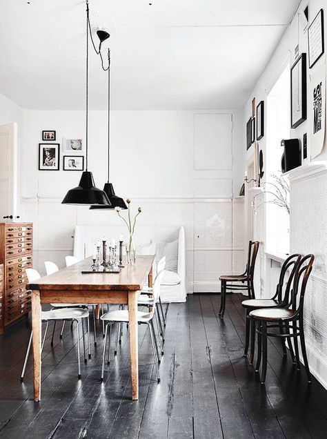 A stunning industrial-style home in Lund, Sweden Scandinavian Dining Room, Industrial Style Home, Dark Floors, Ideas Hogar, Black Floor, The Dining Room, Design Del Prodotto, Dining Room Inspiration, Decoration Inspiration