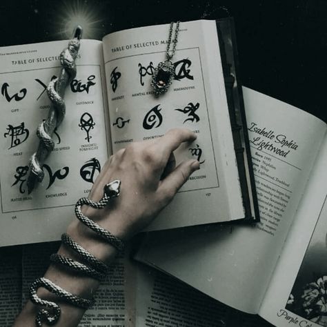 Shadowhunter Aesthetic, Shadowhunters Runes, Shadowhunters Aesthetic, Libros Aesthetic, Demon Aesthetic, Shadowhunters Series, Lady Midnight, Cassie Clare, Isabelle Lightwood