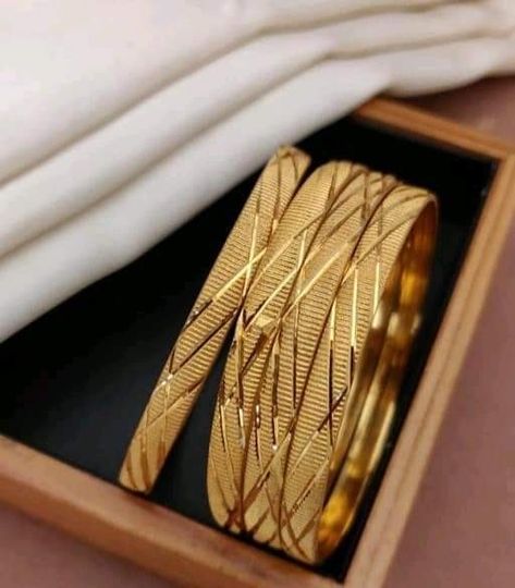 Gold Heavy Bangles, Gold Bangles For Women Indian, Gold Churi Design, Gold Bangles Design Daily Wear Latest, Bangel Design, Dubai Gold Bangles, Unique Gold Jewelry Designs, Wedding Jewelry Sets Bridal Jewellery, Gold Jewels Design