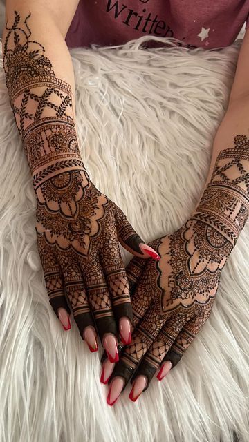 Bridal Henna Back Hand Design, Bridal Henna Inside Hand, Bride Henna Design, Mehndi Designs For Nikkah Bride, Mendhi Night Outfits, Bride Mendhi Designs, Back Hand Henna Designs Bridal, Wedding Henna Designs Back Hand, Mehndi For Brides