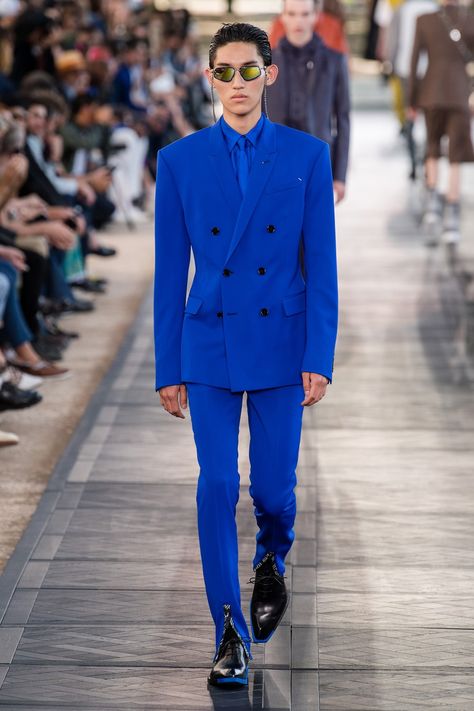 Berluti Spring 2020 Menswear collection, runway looks, beauty, models, and reviews. Business Men Outfits, Stylish Men Summer, Stylish Mens Haircuts, Dermal Piercing, Stylish Men Casual, Business Men, Male Fashion Trends, Menswear Fashion Show, Stylish Mens Outfits