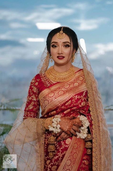 Bridal Saree Look For Reception, Dupatta On Saree For Bride, Bridel Sarees Indian, Benarasi Saree Wedding Bridal, Dulhan Saree Wedding Outfits, Saree With Ghunghat, Wedding Shalu Saree, Red Wedding Sarees, Bridal Benarasi Saree