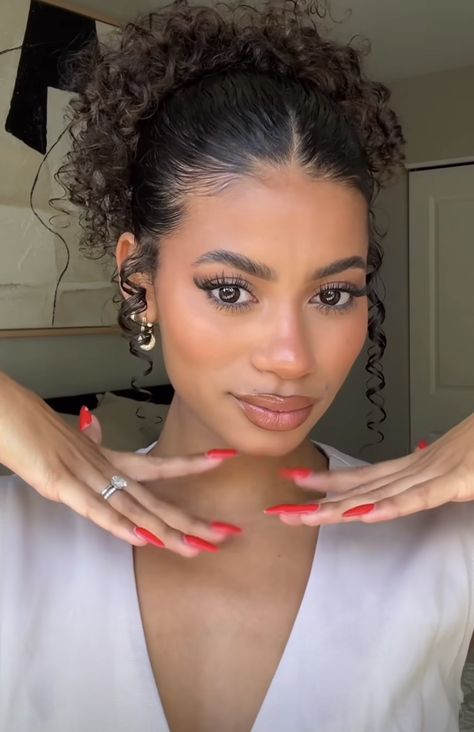 Curly Hair High Bun, Side Part Bun, Curly Hair Latina, Curly Hair Dos, Dewy Makeup Look, Hairstyle Curly, Hair Styels, Hairdos For Curly Hair, Coily Hair