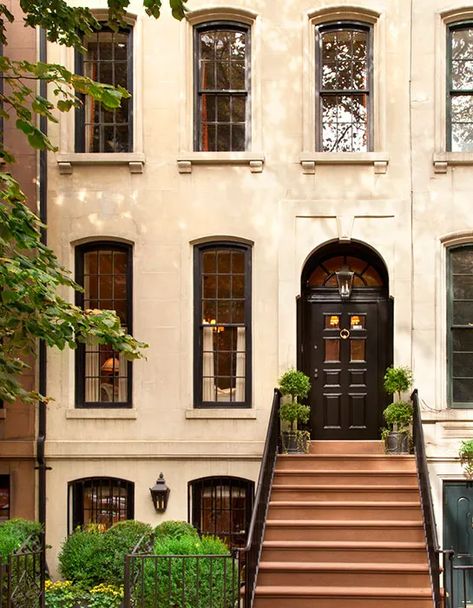 Apartment Building Exterior, New York Brownstone, New York Townhouse, Townhouse Exterior, Casas Coloniales, Building Exterior, City House, Round Top, City Living