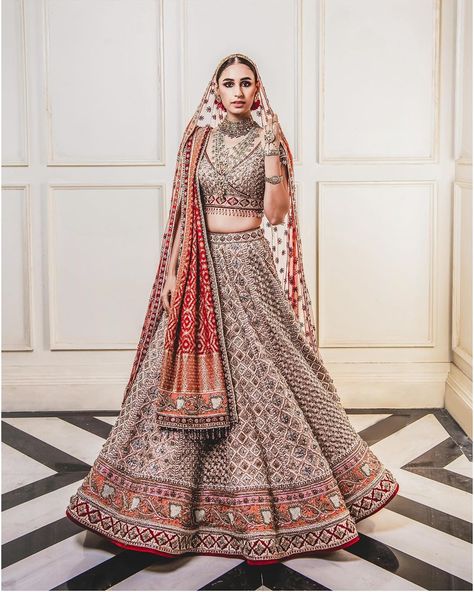 Panetar Lehenga, Tarun Tahiliani Bridal, Double Dupatta, Manish Malhotra Lehenga, Dupatta Draping, Sari India, Latest Bridal Lehenga, Bridal Dupatta, Wedding Lehenga Designs