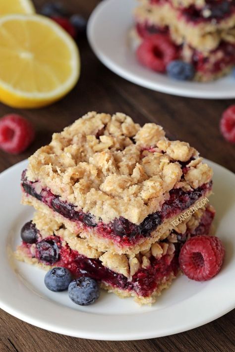 Berry Bars (with vegan, whole grain and dairy-free options – please click through to the recipe to see the dietary-friendly options) Berry Bars, Easy Vegan Dessert, Vegan Recipes Videos, Dessert Simple, Healthy Vegan Desserts, Desserts Vegan, Dairy Free Dessert, Dairy Free Options, Diet Vegetarian