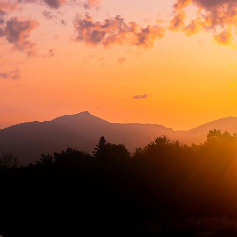 📍Camel's Hump in Vermont I have so much I have yet to share from Vermont- including our camping trip in the mountains⛰️🌲🌊 Enjoy the phases of the sunrise behind Camel's Hump🌄☀️ The Sunrise, Camping Trip, In The Mountains, Camping Trips, Vermont, The Mountain, To Share, Camping