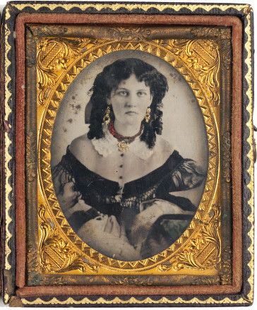 Texan woman with fashionable contemporary jewelry and hairstyle - 1868. Vintage Memorial Day, Memorial Day Photos, Louis Daguerre, Victorian Photography, Sassy Women, Central University, Victorian Photos, Old Photography, Times New Roman