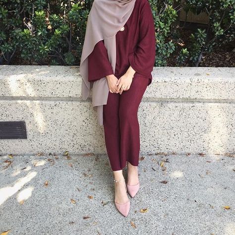 Maroon Hijab, Merah Maroon, Hijab Style Casual, Hijabi Style, Muslim Fashion Hijab, Hijabi Outfits Casual, Muslim Outfits, Hijab Chic, Hijabi Outfits