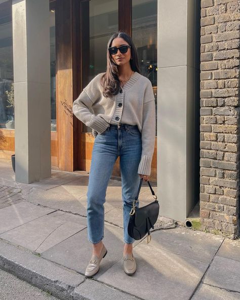 Taupe Loafers Outfit, Beige Loafers Outfit, Loafers Outfit Ideas, Gucci Loafers Outfit, Loafer Outfits, Chic Black Outfits, Loafers Outfit, Stylish Fall Outfits, Gucci Loafers