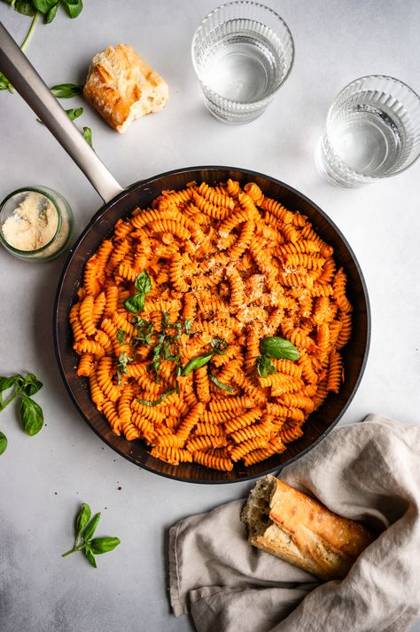 Inspired by Jon and Vinny, this Fusilli alla Vodka is one of the best easy Italian recipes! Creamy, sweet and delicious, your spicy Fusilli pasta with tomato and cream is ready to go in under 30 minutes. Top with basil, parmesan and your favorite protein, and enjoy. Spicy Fusilli Pasta, Thanksgiving Pasta Recipes, Fusilli Pasta Recipes, Jon And Vinny, Thanksgiving Pasta, Fusilli Pasta Recipe, Easy Italian Recipes, Alla Vodka, Fusilli Pasta