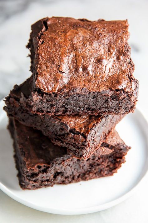 This outrageously amazing recipe only requires one-bowl, 5-ingredients, and 30 minutes in the oven. One Bowl Brownies, Broma Bakery, Cocoa Brownies, Bakers Chocolate, Cocoa Recipes, Best Chocolate Cake, Best Brownies, Baking Project, Chocolate Brownies