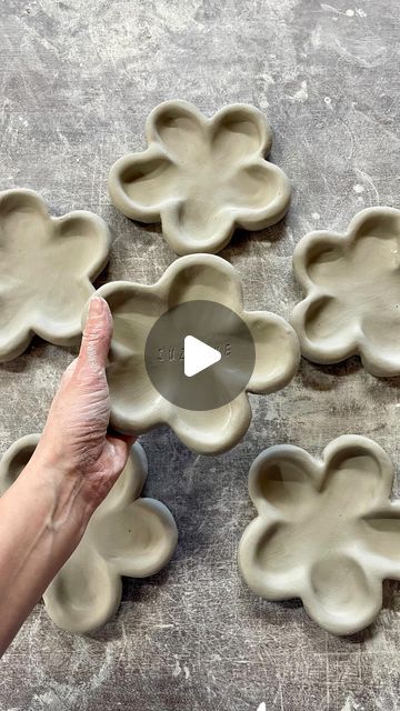 Diy Clay Crafts Ideas, Clay Ring Holder Diy, Clay Plates Diy, Cute Ceramic Bowls, Self Hardening Clay Ideas, Clay Air Dry Ideas, What To Do With Clay, Pot Argile, Pottery Class Ideas