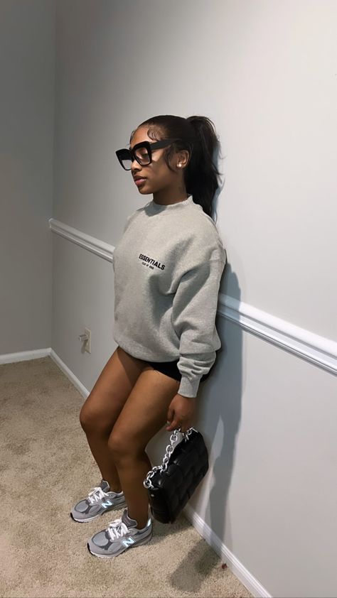 Outfits With New Balance Shoes Black Women, New Balance Outfit Black Women Summer, New Balance Shoes Outfit Womens, New Balance Outfit Black Women, New Balance Shoes Women's Outfit, Coco Jojo, Feminine Era, Uni Fits, New Balance Outfit