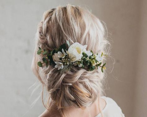 Flower Hair Pins Wedding, Hairstyles For Brides, Wedding Flower Hair, Wedding Flowers Hydrangea, Berry Wedding, Hydrangeas Wedding, Hair Comb Accessories, Hair Comb Bridal, Bridal Accessory