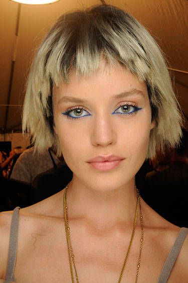 the cat eye look Wavy Pixie Haircut, Jen Atkin Hair, Short Brunette Hair, Super Short Haircuts, Curly Pixie Hairstyles, Straight Bob Hairstyles, Short Ombre Hair, Runway Beauty, Runway Makeup