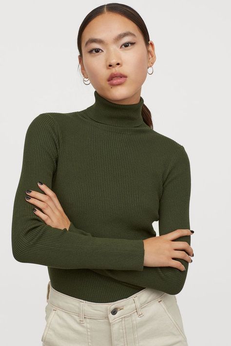 What to Wear in 50-Degree Weather | Who What Wear Green Turtleneck Outfit, Affordable Work Clothes, Turtleneck Outfit, Green Turtleneck, Pakistani Fashion Casual, Relaxed Outfit, Knit Turtleneck Sweater, Ribbed Turtleneck, Ribbed Knit Sweater