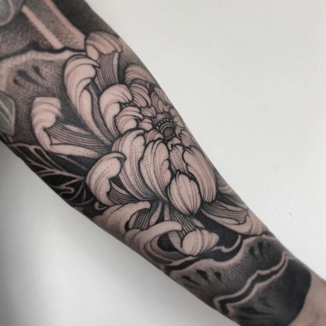 Japanese Forearm Tattoo, Men Flower Tattoo, Tattoo Japanese Style, H Tattoo, Chrysanthemum Tattoo, Flash Tattoo Designs, Leg Sleeve Tattoo, Modern Tattoos, Japanese Tattoo Art